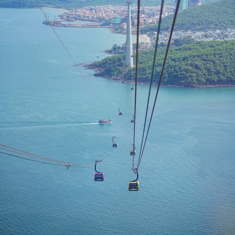 nocturnalcutie's tweet photo. semakin banyak riset, semakin pingin ke Phu Quoc Vietnam.

ga cuma cantik kotanya, tp tempat wisatanya juga banyak. disana bisa naik THE LONGEST CABLE CAR IN THE WORLD, nonton performance kiss of the sea fireworks di pinggir pantai trus ke Vin Pearl. duhhhhh mauu🥹 🤍 https://t.co/89Mlu2cPQo
