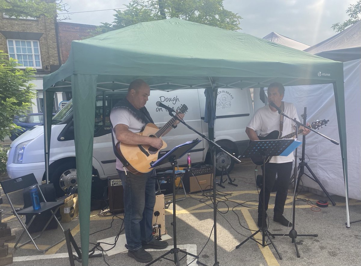 Great sunny day for ⁦<a href="/WinslowFarmersM/">WinslowFarmersMarket</a>⁩ - on til 1pm - lots of stalls, a band, tea &amp; coffee. Local coffee shops open. Pop down.