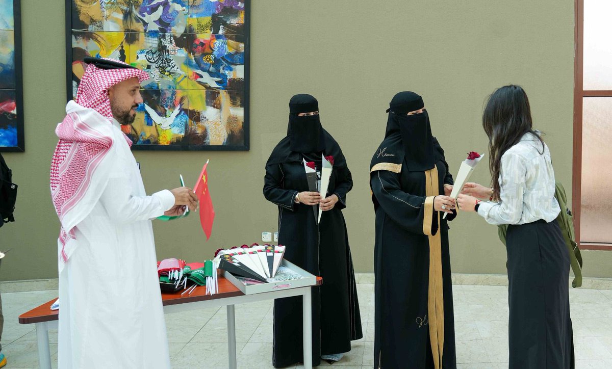 jeddahnews_'s tweet photo. مدير عام #تعليم_جدة منال اللهيبي تلاقي المعلمين والمعلمات الصينيين المكلفين بالعمل في مدارس تعليم #جدة ضمن المشروع الوطني والاستراتيجي لتعليم اللغة الصينية في مدارس التعليم العام. https://t.co/dXzJI9UEHL