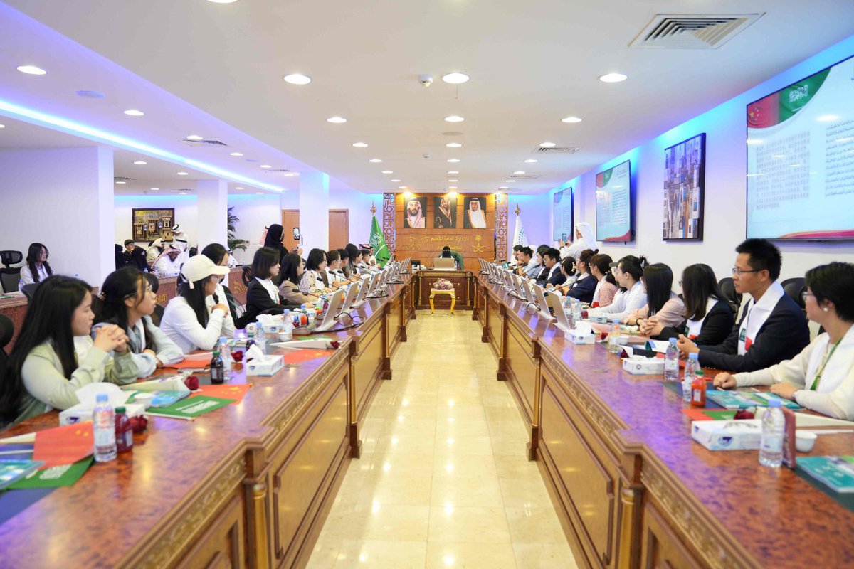 jeddahnews_'s tweet photo. مدير عام #تعليم_جدة منال اللهيبي تلاقي المعلمين والمعلمات الصينيين المكلفين بالعمل في مدارس تعليم #جدة ضمن المشروع الوطني والاستراتيجي لتعليم اللغة الصينية في مدارس التعليم العام. https://t.co/dXzJI9UEHL