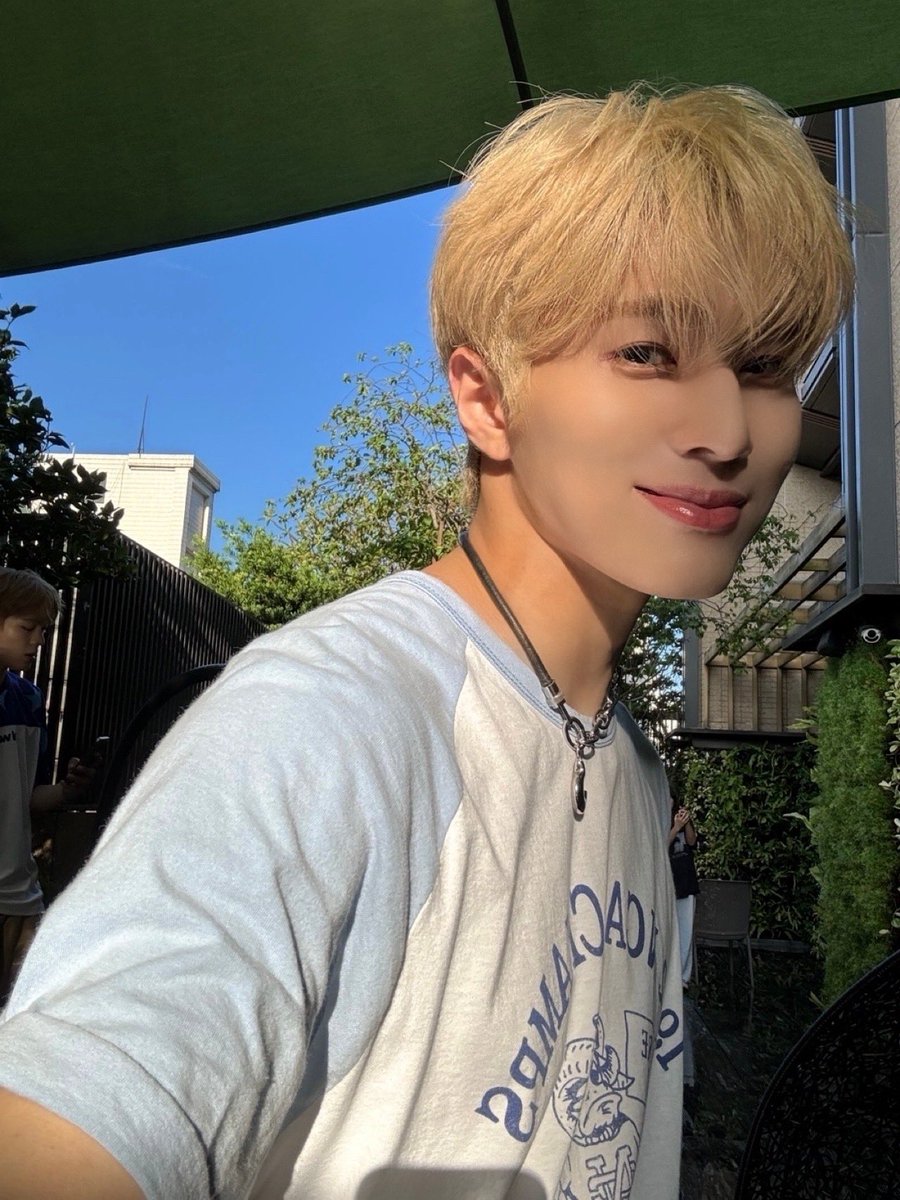 whib_official's tweet photo. 자연광에 녹는중🫠

#WHIB #휘브
#UGeon #유건 https://t.co/cHjVEtfTTK