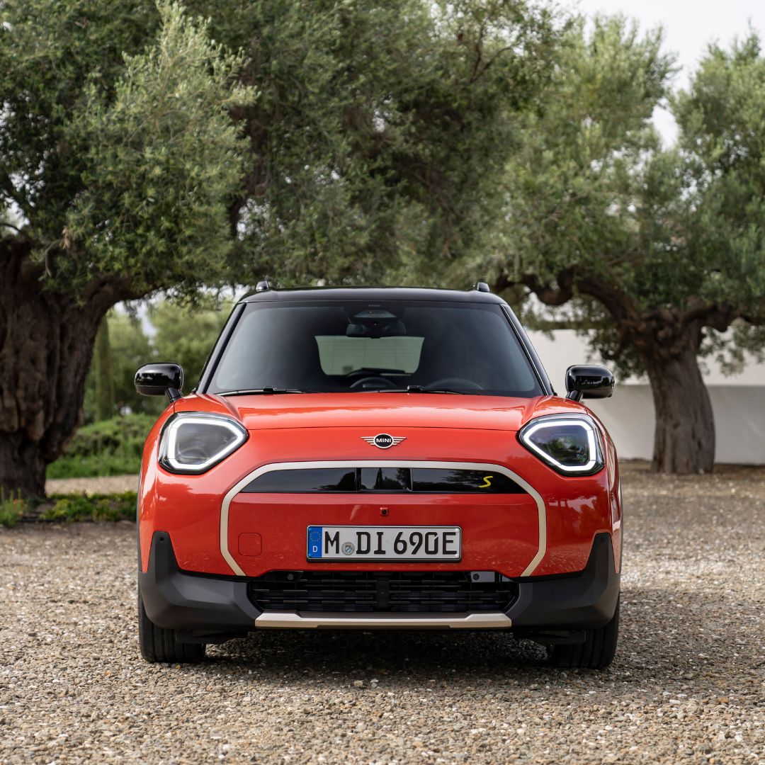 OSVMotoringNews's tweet image. The all-new fully #electricMINI Aceman is making waves at #GoodwoodRevival 2024 from 6th to 8th September! Check out the all-new MINI Aceman, featuring a sleek design and a state-of-the-art circular OLED infotainment screen.

What do you think of the new #MINIAceman?
