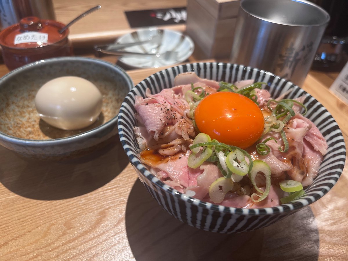 MaccStock's tweet photo. 所属しているサロンで知り合ったメンバーがラーメン屋さんを開店する事になったので、レセプションに参加させていただきました🍜貝のお出汁の効いたスープと麺が程よく絡んでとても美味しかったです！レアチャーシュー丼と唐揚げも最高😆
おダシと銀しゃり 中華そば 新た
https://t.co/3gzT2CzLYY https://t.co/8BqjwnuZ4K