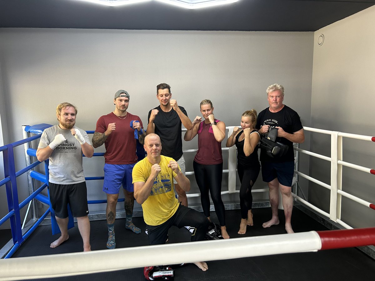 jespervarn's tweet photo. Dagens gäng på mitt ”boxning basic”-pass. 

❤️🥊 
#Boxning #Coachning #EastsideFightCenter https://t.co/SqWz8Qa9fY