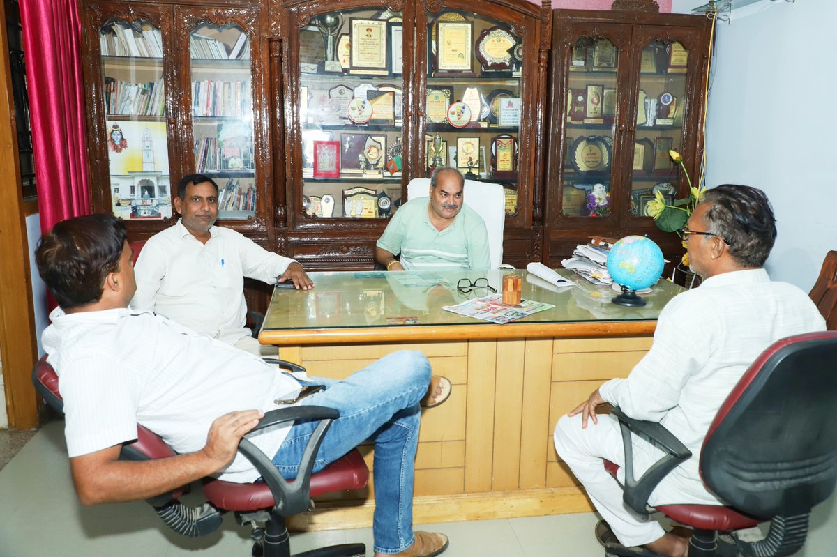 laxmanyadav4bjp's tweet photo. आज निज - निवास पर आमजन की जन समस्याएँ सुनी, और उनके निवारण के लिए उचित कदम उठाए !
#haryana #laxmanyadav #Kosali https://t.co/idn3rAwxJz