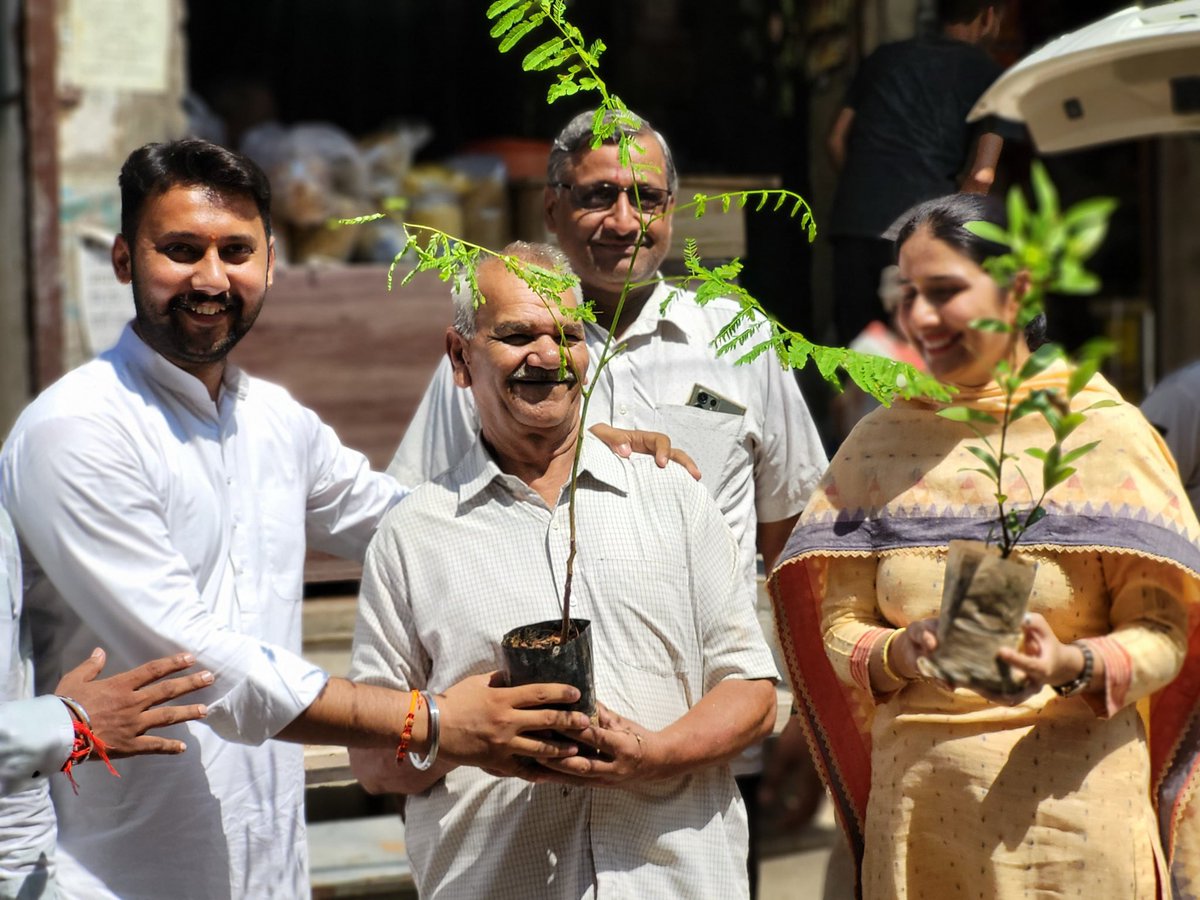 AbhayJhaBJP's tweet photo. Successfully distributed medicinal, fruit, and indigenous plants today at Hallomajra, Chandigarh with the amazing support of @Drsandeepsandhu ji and @princetaak1 ji.

 #PlantDistribution #GreenInitiative https://t.co/g97NJhOmoi