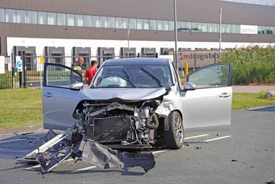 Ongeval op kruising in Waalwijk, twee auto's total loss dlvr.it/TCg00c