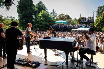 Acda en de Munnik zorgen voor kippenvel bij 30 graden tijdens gratis openluchtconcert dlvr.it/TCg02X