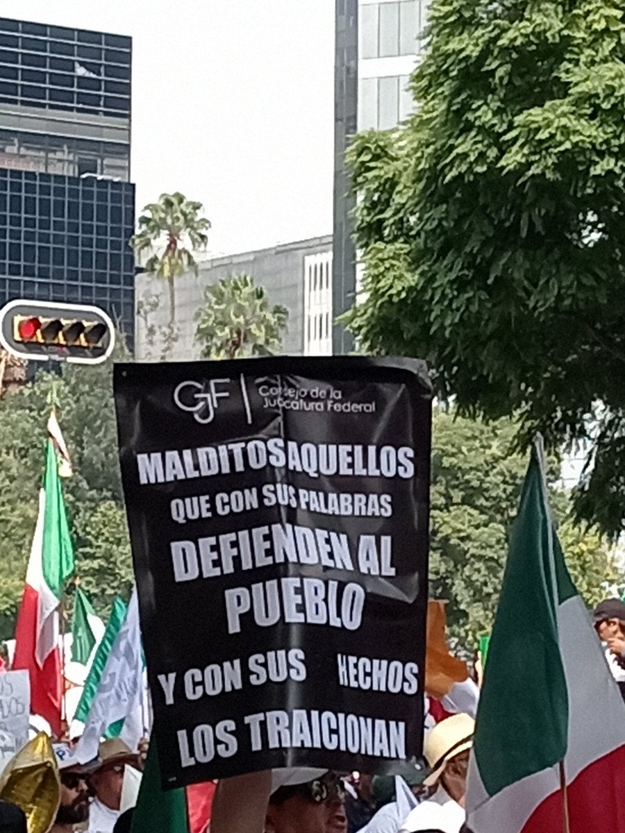 mfloresarellano's tweet photo. Del Angel de la Independencia al Senado, miles de jovenes estudiantes y trabajadores del Poder Judicial alertan ante la dictadura que se cierne vs México.
Sin frutsis, sin tortas, camiones o 500 varos.
"Claudia Escucha, el Pueblo Está en la Lucha", se corea. https://t.co/jTL9VsTKC1