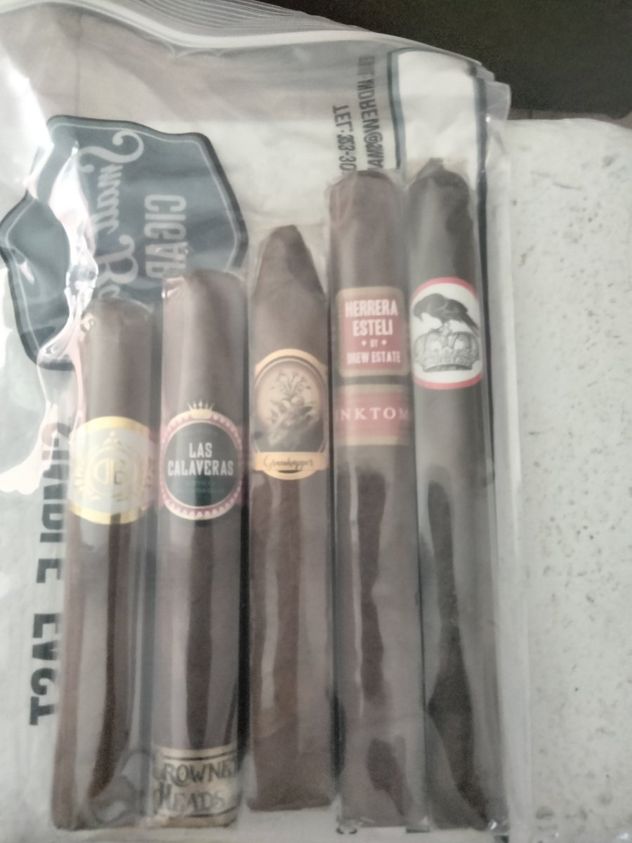 o2bcd8ed's tweet photo. Just got the cigar of the month club cigars from small batch cigars. 50 bucks for these five cigars. What a deal. Great prices. Great people. #cigars #cigarlife #nowsmoking #pssita #botl #sotl #smallbatchcigars . https://t.co/hnPxUBAh7r