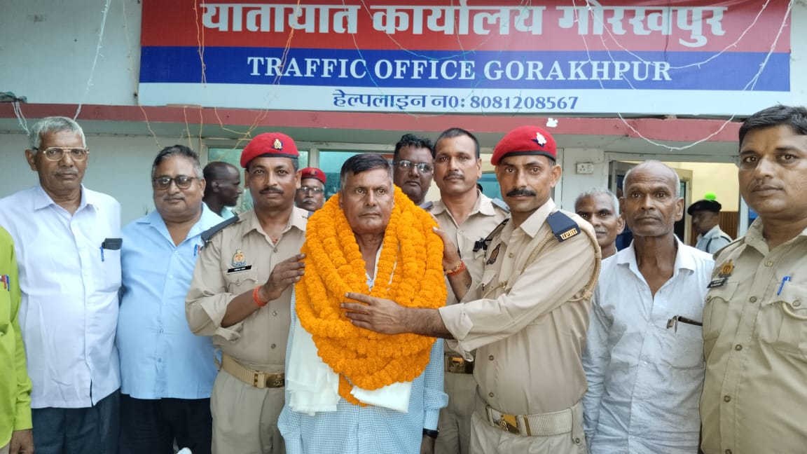 #उत्तर_प्रदेश के विभिन्न जनपदों में होमगार्डस ने किया सेवानिवृत्ति जवानों का सम्मान
सेवानिवृत्ति के बाद न पीएफ न पेंशन न अन्य सरकारी सुविधा
दुश्वारियां भरा जीवन जीने पर मजबूर जवान
मा <a href="/myogiadityanath/">Yogi Adityanath</a> जी संज्ञान मे ले जवानों को रु 20 लाख सेवानिवृत्ति लाभ प्रदान करने की कृपा करें