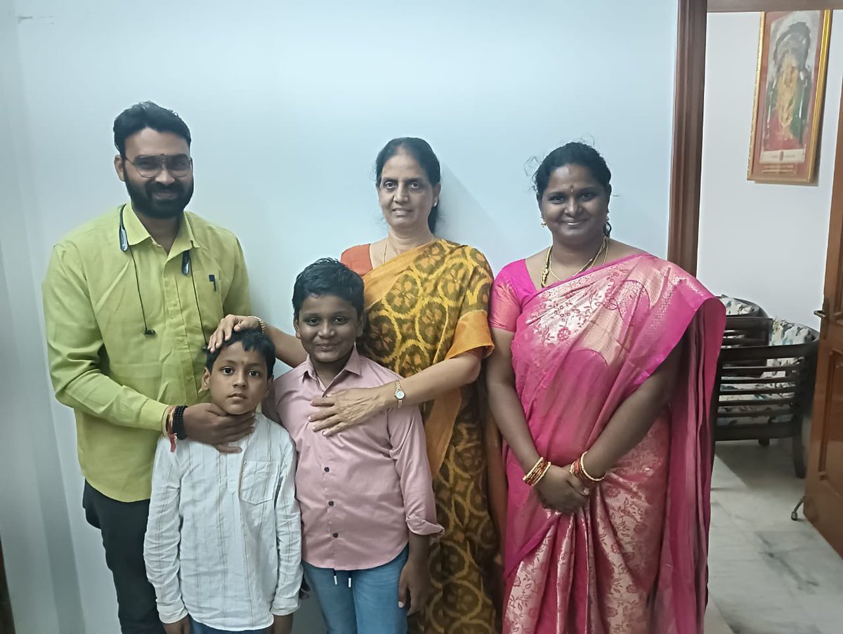 Surekha82486923's tweet photo. #picoftheday #karthikanna #sabithamma @KarthikIndrAnna @BrsSabithaIndra #powerpoliticalleader #manikonda ఈరోజు ఇలా మనసుకి నచ్చిన లీడర్ తో photo దిగడం చాలా సంతోషం గా ఉంది #myboss #completefamilypicture #myfavourite https://t.co/78fD650kr5