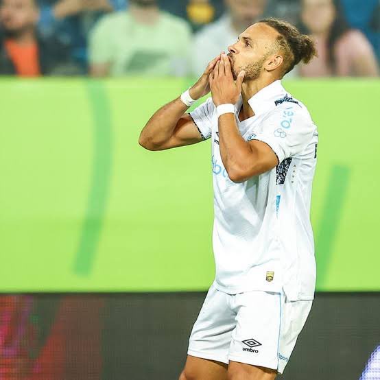 soccergfbpa's tweet photo. Um detalhe muito importante captado pelo @FBITricolor:

Após tomar virada inacreditável, todos os jogadores foram para o vestiário e o Braithwaite foi o único jogador que saudou a torcida do Grêmio no final do jogo. 

📸 Lucas Uebel | Grêmio FBPA https://t.co/1kwUe1l1W6
