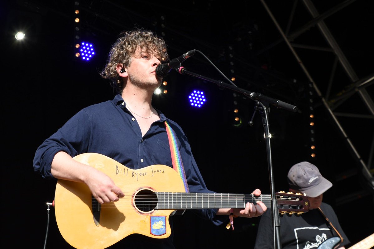 Y Cymro (@y_cymro) on Twitter photo Gruff Rhys <a href="/gruffingtonpost/">Gruff Rhys</a>, a Bill Ryder-Jones @BRyderJones yn chwarae caneuon o'i albym newydd 'Iechyd Da' yng ngŵyl End of the Road <a href="/EOTR/">EndOfTheRoadFestival</a> ger Shaftesbury ar ôl i'r ddau chwarae set gudd gyda'i gilydd yn y goedwig.
Lluniau gan Laura Nunez <a href="/shes_got_spies/">She's Got Spies</a> Gruff Rhys <a href="/gruffingtonpost/">Gruff Rhys</a>, a Bill Ryder-Jones @BRyderJones yn chwarae caneuon o'i albym newydd 'Iechyd Da' yng ngŵyl End of the Road <a href="/EOTR/">EndOfTheRoadFestival</a> ger Shaftesbury ar ôl i'r ddau chwarae set gudd gyda'i gilydd yn y goedwig.
Lluniau gan Laura Nunez <a href="/shes_got_spies/">She's Got Spies</a>