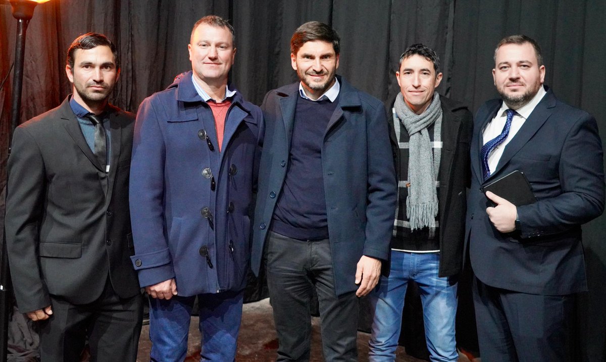 Señal de Unidos hacia el mundo evangélico: Pullaro, Scaglia, Javkin, Clara García, Sola y Hummel participaron en el salón Metropolitano del acto por los 40 años del Ministerio Jesucristo Pan de Vida. Uno de sus referentes es el pastor y diputado Walter Ghione.