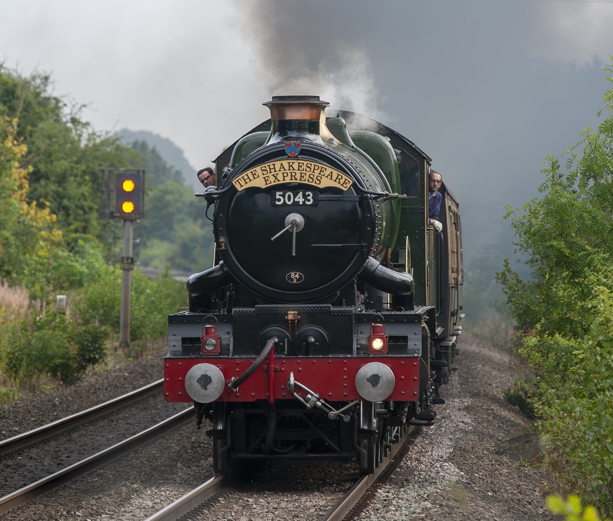 GWR 4073 Class 5043 Earl of Mount Edgcumbe thunders through Widney Manor this afternoon on <a href="/Vintage_Trains/">Vintage Trains</a> Shakespear Express

#VintageTrains #WidneyManor #Solihull #CastleClass #SteamTrains #ShakespearExpress <a href="/SolihullUpdates/">Solihull Updates</a> <a href="/soli/">solim</a>
