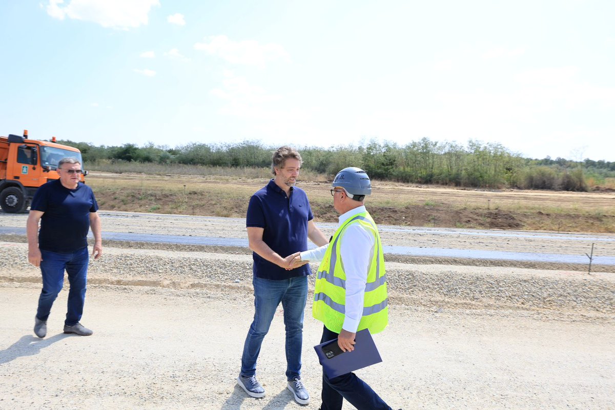 nikoladasickg's tweet photo. Први асфалт на капиталном пројекту Северна обилазница у оквиру Националног програма „Скок у будућност“  је данас положен!

Са министром грађевинарства, саобраћаја и инфраструктуре @vesicg, присуствовао сам још једном важном кораку ка бољој повезаности и развоју нашег града. https://t.co/q3FoQxRHIH
