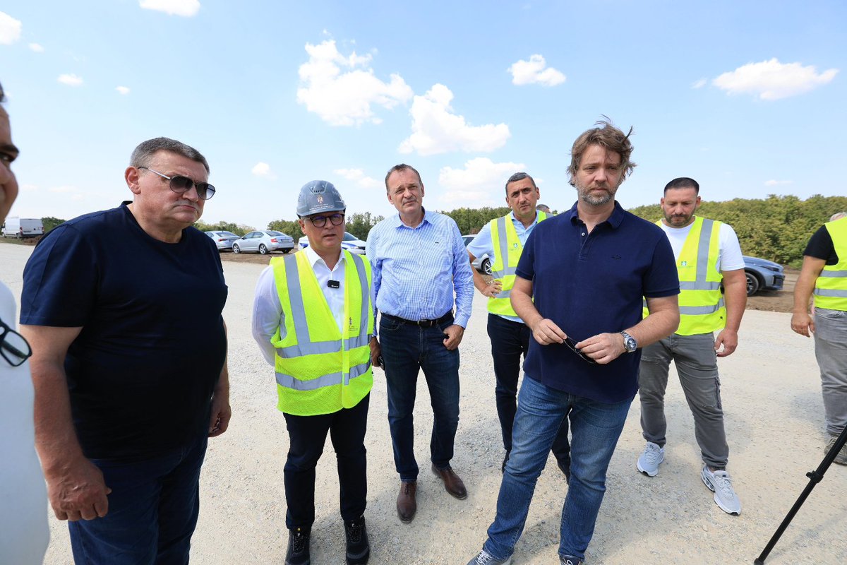 nikoladasickg's tweet photo. Први асфалт на капиталном пројекту Северна обилазница у оквиру Националног програма „Скок у будућност“  је данас положен!

Са министром грађевинарства, саобраћаја и инфраструктуре @vesicg, присуствовао сам још једном важном кораку ка бољој повезаности и развоју нашег града. https://t.co/q3FoQxRHIH