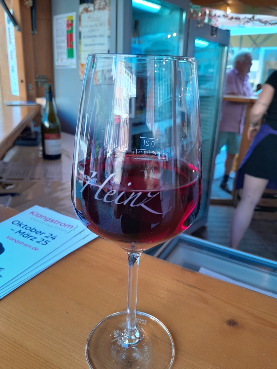 Das grösste Weinfest am Mittelrhein - Winzerfest in Bingen.
Ich muss gestehen bei 30 C ist ein trockener Rotwein nicht das beste Getränk. Aber Spass gemacht hat es trotzdem. 😁