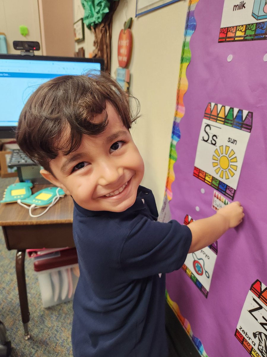 tamtamwise's tweet image. We have been identifying the first letter of our name on the Letter Wall and using different art materials to create the first letter in our first name. #LetterRecognition #AlphabetKnowledge @Aliefsneed @AliefPreK