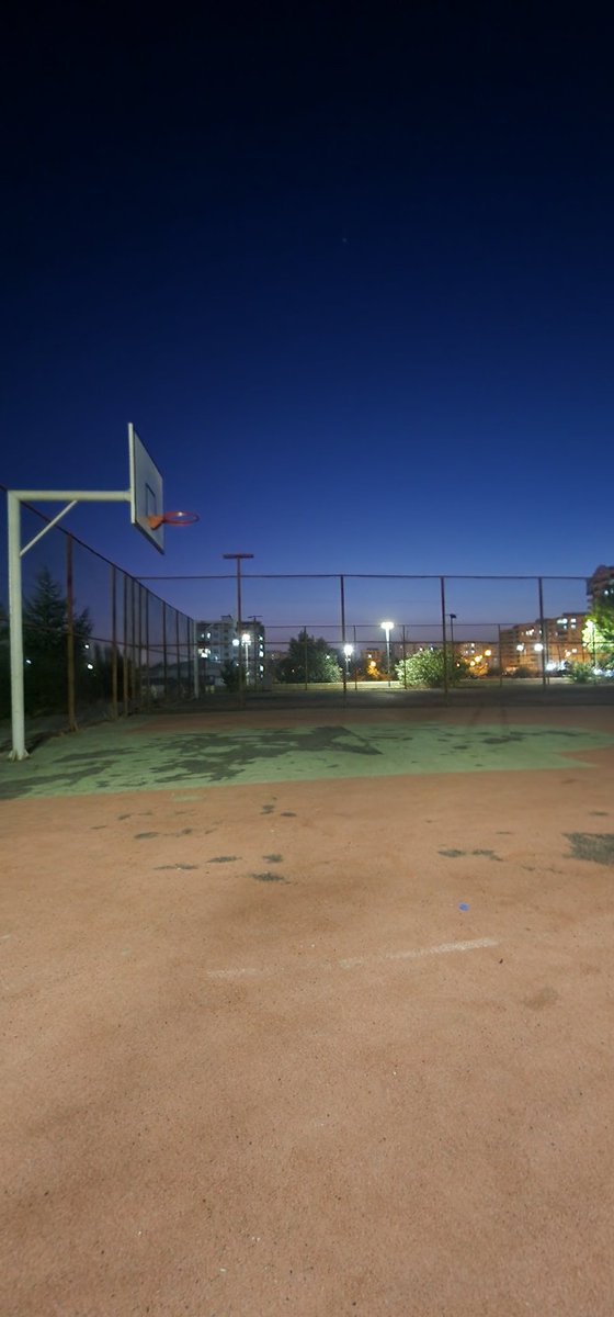 Yer Cumhuriye Parkı
Zemin çok kötü, ışıklar patlamış durumda. Sanki aylardır kimse uğramamış buraya. Her oynadığımızda bu hafta yaparlar diyoruz. Sizden yardım bekliyoruz. Sn.  @mkasimgulpinar_   <a href="/sanliurfabld/">Şanlıurfa Büyükşehir 🇹🇷</a>