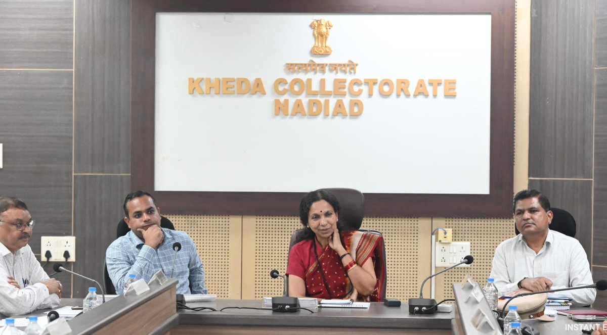 JayantiRavi's tweet image. Reviewed the current rainfall situation  the Collector&apos;s Office in Kheda District @Collectorkheda and assessed the disbursement of aid to those affected. Also conducted an overview of ongoing revenue operations in the district. (1/2)