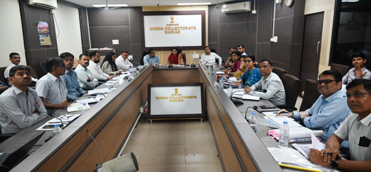 JayantiRavi's tweet image. Reviewed the current rainfall situation  the Collector&apos;s Office in Kheda District @Collectorkheda and assessed the disbursement of aid to those affected. Also conducted an overview of ongoing revenue operations in the district. (1/2)