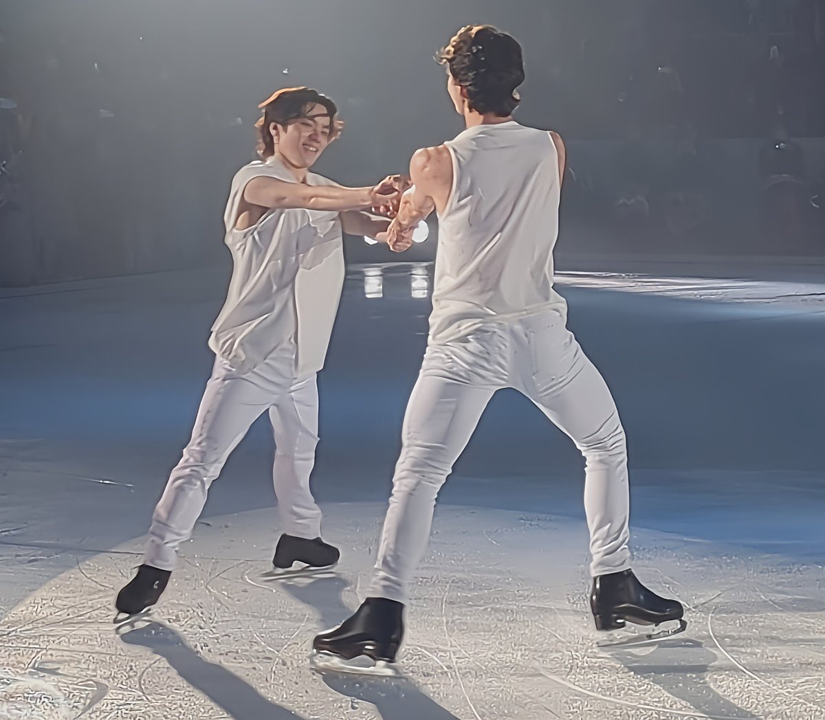 121711S's tweet image. 師弟コラボは2人の手の合わせ方、繋ぎ方、離し方に振り付けを越えた気持ちがこもっていて✨

昌磨さんに振り付けしていて、ステファン楽しかっただろうな☺️

腕を重ね合う場面のステファン側、昌磨さん側の表情✨
#FOI2024 
#フレンズオンアイス
#宇野昌磨
#ステファンランビエール