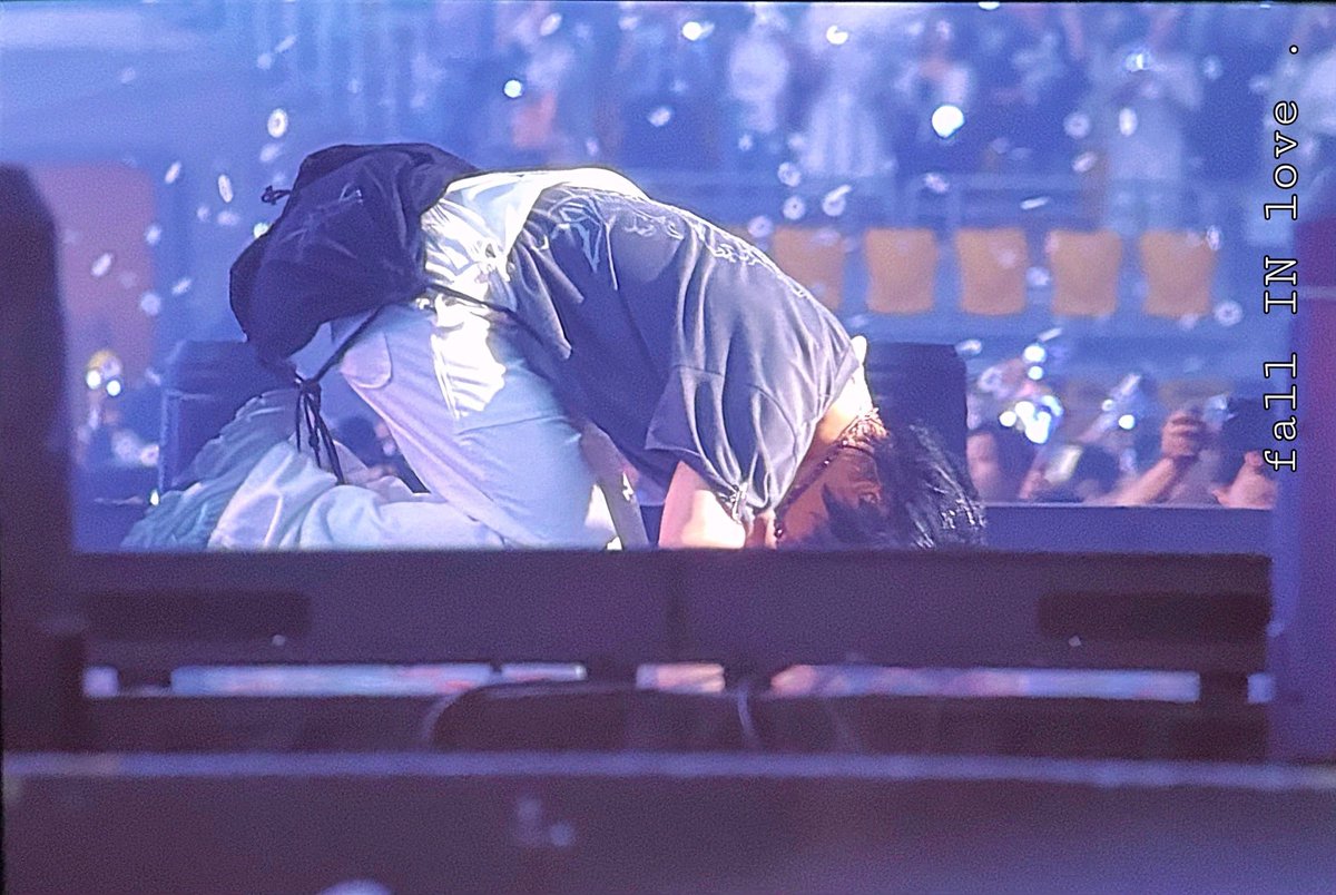 아니 그니까 나는
콘서트 마지막 날에 여러가지 감정이 북받쳐올라서 팬한테 큰절하고 들어가는 아이돌이라는 존재를 이성적으로받아들이기가조금많이힘든것같아..... ........😭😭😭😭
