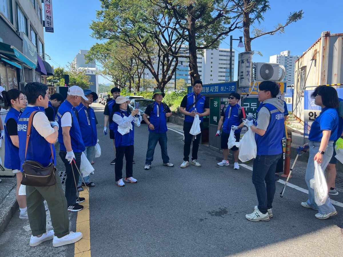 woosung1005's tweet photo. 🏃‍♂️🌍 우리동네 플로깅 했어요!

지난 토요일, 우리 동네에서 특별한 활동에 참여했어요. 바로 플로깅입니다! 

#플로깅 #환경보호 #건강관리 #우리동네 #작은실천 #큰변화 #함께해요 #더샵질 #울산김우성 #울산청년 #울산청년정책포럼 #울산환경운동연합 #더블루봉사단 https://t.co/pcwmO0PNzz