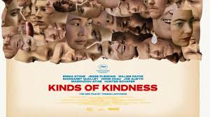 merlinpapin3's tweet photo. .@FredOL69007 #AnecdoteCinéma sur le film #KindsofKidness ,  La Dodge Challenger violette qui apparaît en bonne place dans le troisième acte du film appartient au cinéaste Dave McCary , le mari d' Emma Stone .

Jerskin Fendrix , le compositeur du film, fait une apparition dans la première histoire en tant que pianiste au bar de l'hôtel.

Emily, le dernier personnage d'Emma Stone, est une adepte d'une secte. Elle porte le même prénom que Stone, qui a dû changer de nom au début de sa carrière car une autre personne de la Screen Actors Guild s'appelait Emily Stone. Stone a fait savoir qu'elle préférait être appelée par son prénom.

Tout au long des trois épisodes, les cheveux de Jesse Plemons rétrécissent et deviennent plus courts après chaque épisode.

Christian Bale , Steve Carell , Bryan Cranston , Andrew Garfield , Ryan Gosling , Tom Hardy , Woody Harrelson , John Hawkes , Chris Hemsworth et Sam Rockwell ont été considérés pour les rôles de Robert, Daniel et Andrew, qui ont été attribués à Jesse Plemons .

Dans une récente interview accordée à Cinépolis, Yorgos a déclaré que le film s'inspirait de Caligula et de la façon dont certaines parties du contrôle nous sont imposées (aux humains), la confiance, la vie et la mort et Lanthimos dit qu'il trouve que ces situations font également partie d'aujourd'hui, c'est pourquoi l'histoire se déroule à l'époque

Le titre était à l'origine « RMF », puis « AND », mais Yorgos Lanthimos s'est rendu compte qu'il avait besoin d'un titre avec des mots ayant plusieurs significations.

Selon la responsable du département coiffure Jennifer Serio , Yorgos Lanthimos ne voulait pas de perruques, qui peuvent paraître fausses, elle a donc dû travailler avec les vrais cheveux des acteurs. Cependant, les cheveux d' Emma Stone posaient problème, car l'actrice revenait d'un autre tournage avec des cheveux très abîmés, elle a donc dû d'abord les teindre en blond et les couper pour les « réparer ».

La plupart des acteurs principaux font des scènes de sexe explicites et à moitié nues, à l'exception de l'acteur Hong Chau.