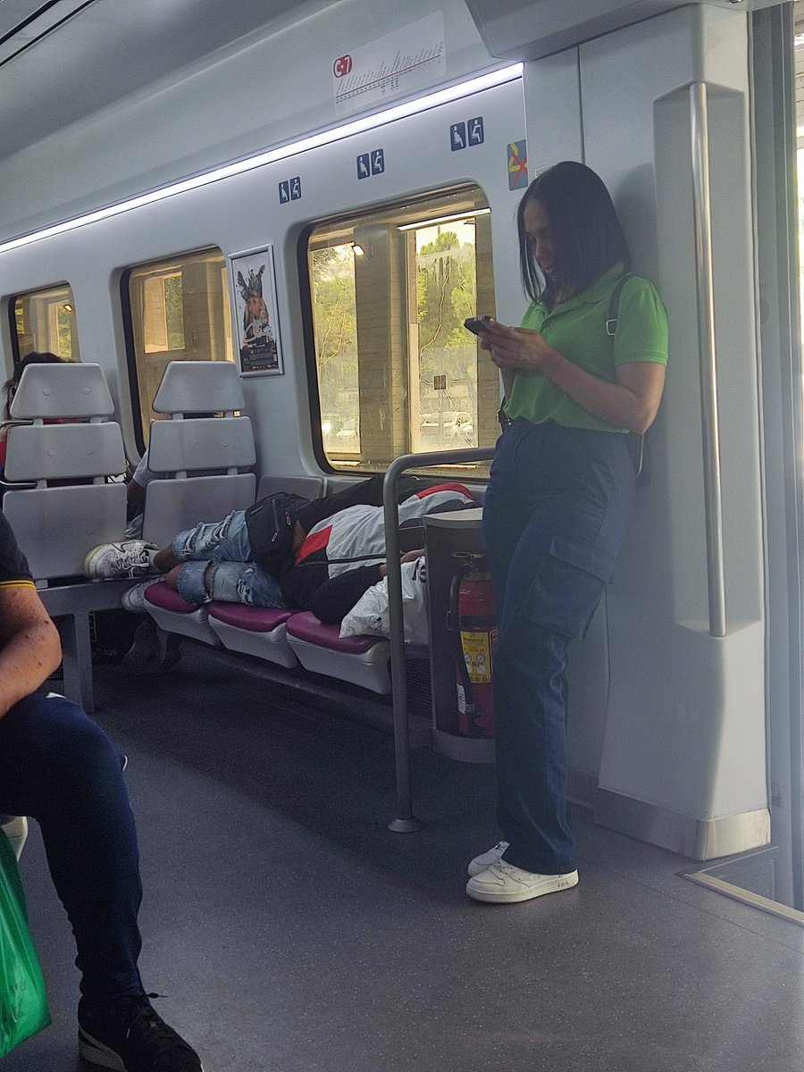 Tati7yunta's tweet photo. @CercaniasMadrid , qué hacemos con este pobre angelito? Le dejamos echarse la siesta?  Son sus costumbres? https://t.co/67MsULB56K