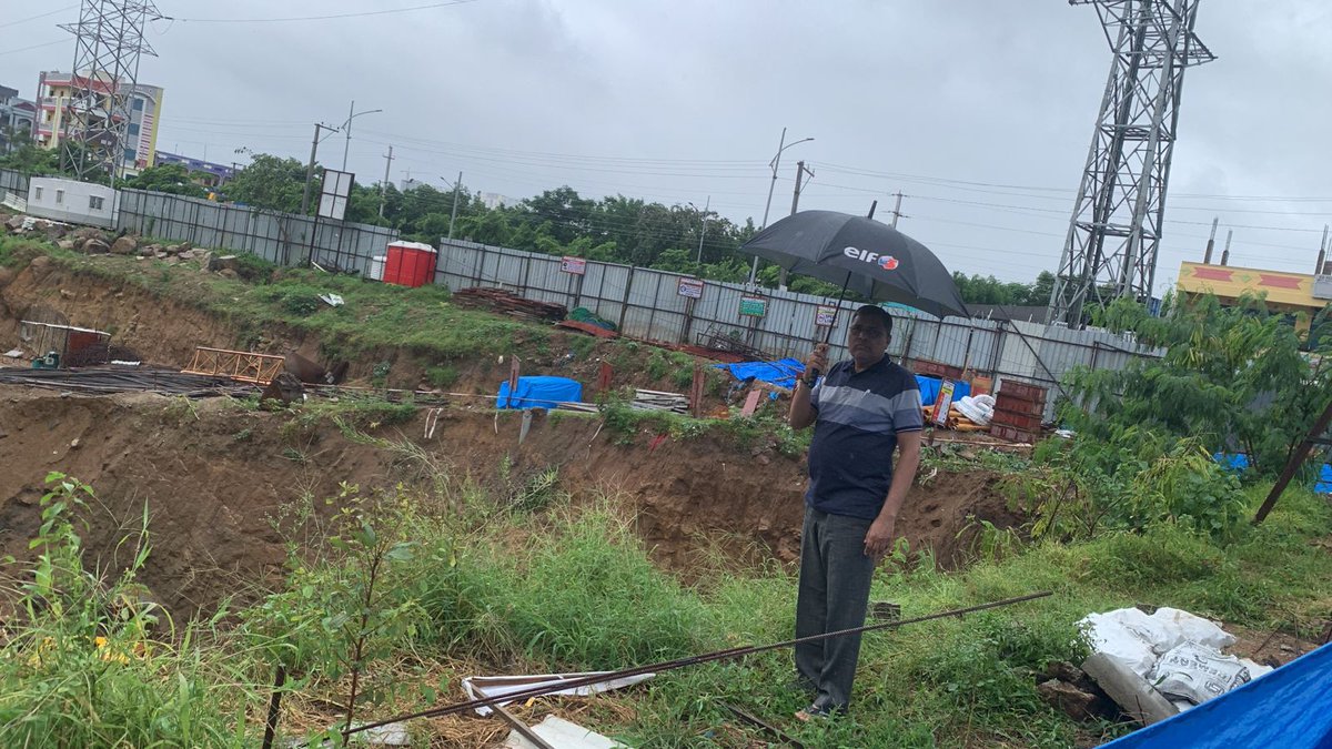 GHMC_TPWING's tweet photo. Sir/Madam
Inspection of site by GHMC TP Officials at Raidurg Navkhalsa. Excavation completed and part of retaining wall is under construction. Instructed to vacate the room immediately and take safety precautions. @TelanganaCMO @PrlsecyMAUD @CommissionrGHMC @GHMCOnline https://t.co/sLLJvZ6BVU