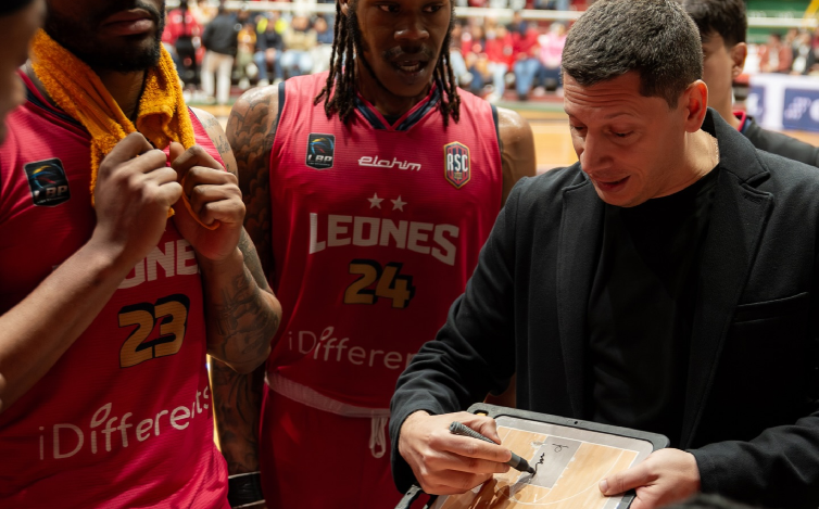 Ecuador entra en su etapa de definición y los albicelestes dan la nota. En cuanto a entrenadores, festejaron Fabricio Salas, Hugo Turilli y Silvio Santander en Venezuela.

Arrancaron los playoffs en Ecuador: argentinos ganadores basquetplus.com/argentinos-por…
