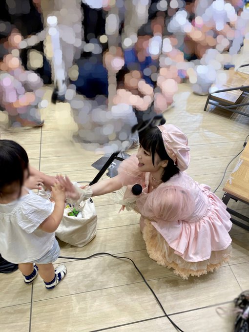 ライブ中にちっちゃいおともだちと遊んでるところをリコマネさんが撮っててくれてました(  ˊ꒳ˋ ) いっしょに元気いっぱい踊っててくれたんだー！たのしかったぁ☆ https://t.co/yP54kZ<a href="/tag/%E3%83%8D%E3%82%AF%E3%82%B9%E3%83%88%E3%83%AA%E3%82%B3"class="tags"><span>#ネクストリコ</span></a>