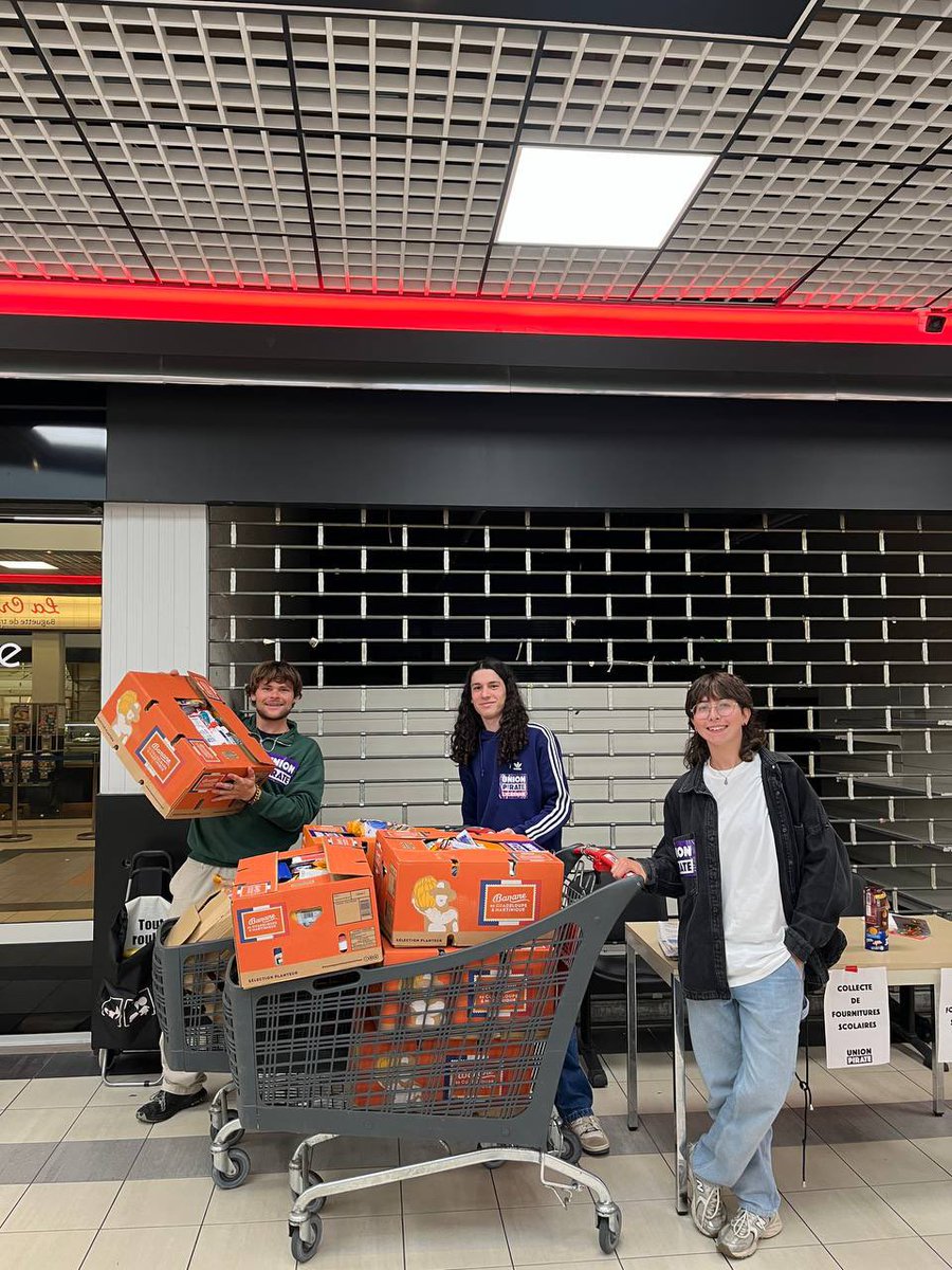 UnionPirate's tweet photo. ÉNORME 🤩📚

En seulement 1 semaine, l’Union Pirate a récolté 5 TONNES de fournitures scolaires ! Merci pour votre solidarité !

👉 Maintenant place aux distributions gratuites pour aider un maximum de lycéen•nes et étudiant•es d’#IlleetVilaine https://t.co/ApEhXMOPut