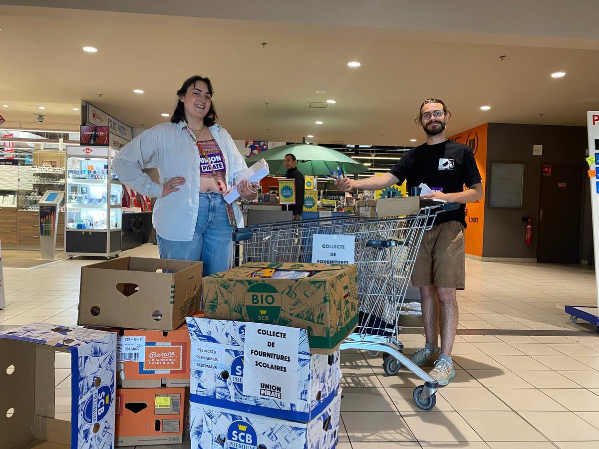 UnionPirate's tweet photo. ÉNORME 🤩📚

En seulement 1 semaine, l’Union Pirate a récolté 5 TONNES de fournitures scolaires ! Merci pour votre solidarité !

👉 Maintenant place aux distributions gratuites pour aider un maximum de lycéen•nes et étudiant•es d’#IlleetVilaine https://t.co/ApEhXMOPut