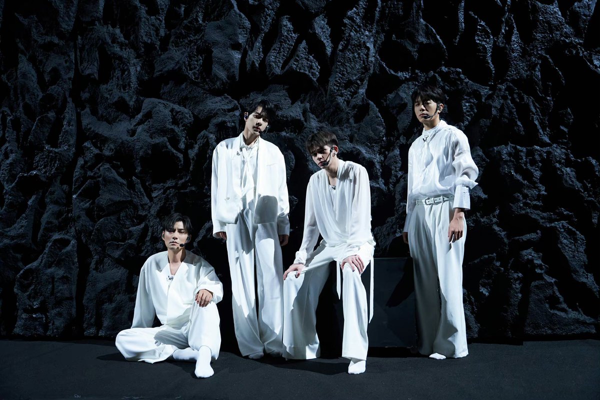 dachangwater's tweet image. 负重一万斤长大 is a song that has been performed a few times on multiple shows, yet i feel like this rendition on #CallMeByFireS4 is the best so far. perhaps because i know this was meant to be an artistic performance, i feel the emotions of the song and sensitivity of the issue-
