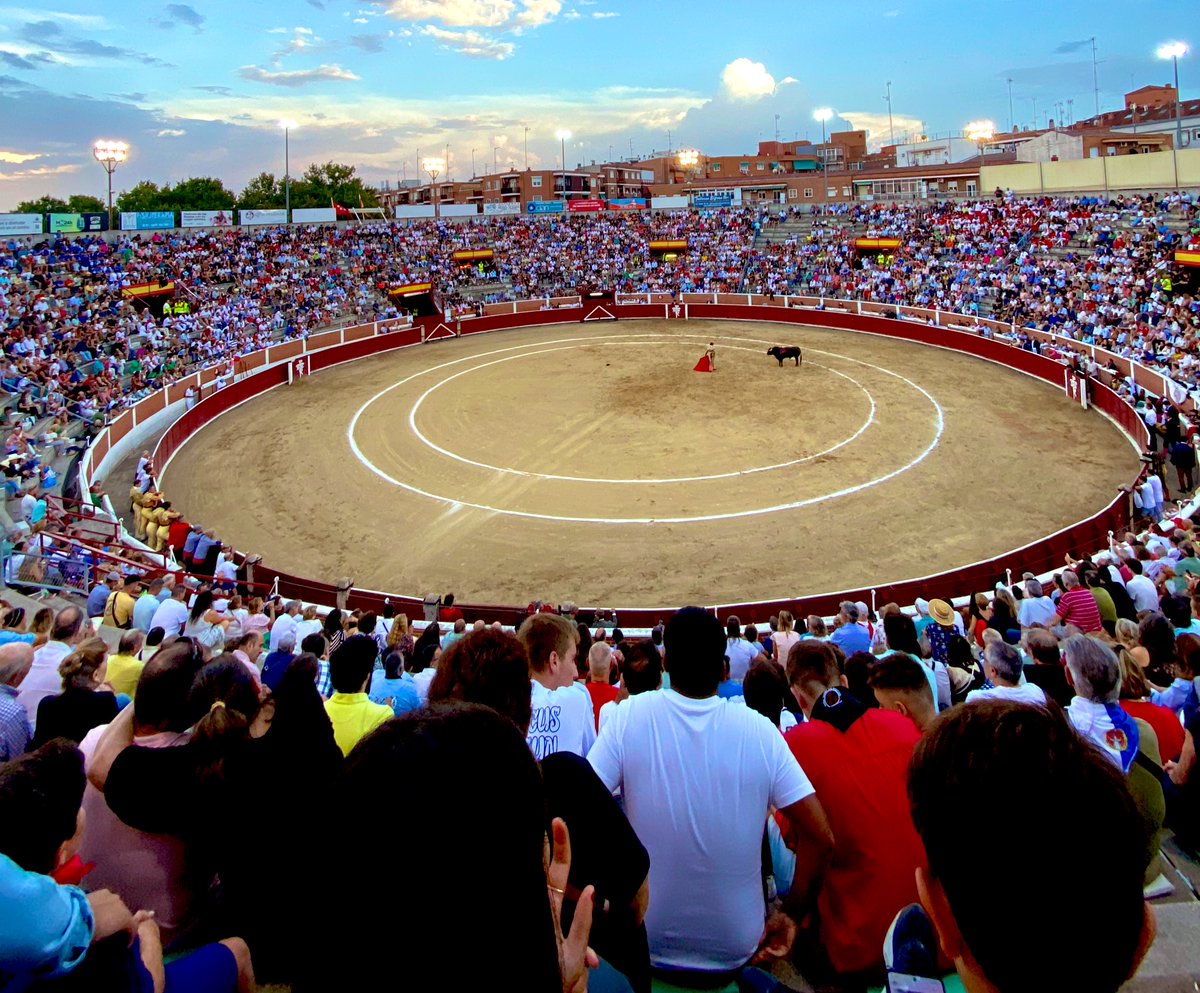 EncierroMedia_'s tweet photo. 🔴 Sebastián Castella, Manzanares y Roca Rey salen a hombros en una memorable tarde en San Sebastián de los Reyes. 
⚔️ Con una plaza prácticamente llena, el público disfruto del distinto repertorio que ofreció cada torero. https://t.co/Op4BQrWTQ3