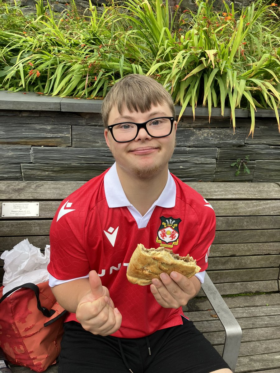 murraymints56's tweet photo. Was going well, reached the half way point in Llangollen and enjoying an oggie as a treat. Thanks so much for all the sponsors!
https://t.co/2UfcPWOSIb https://t.co/VRtpG5VPlN