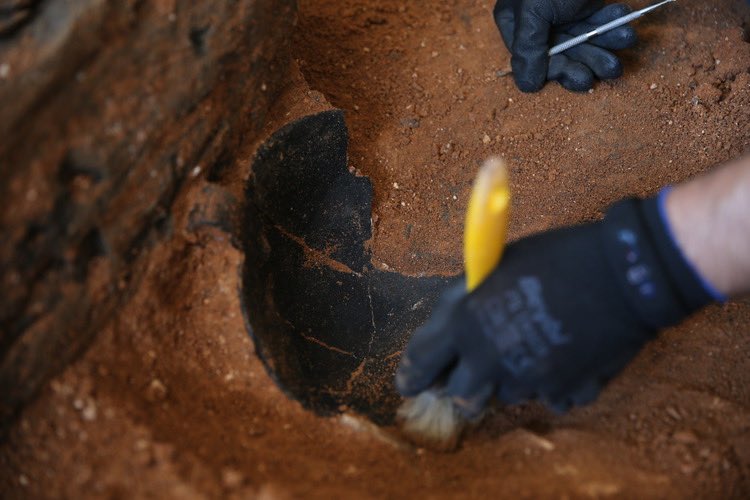 Eskişehir'in Seyitgazi ilçesindeki Küllüoba Höyüğü'nde evlerin ve içlerindeki ocak, kül çukuru, silo gibi öğelerin gömülerek olduğu gibi korunduğunu belirleyen arkeologlar, kurban ritüeline ait izlere de rastladı.