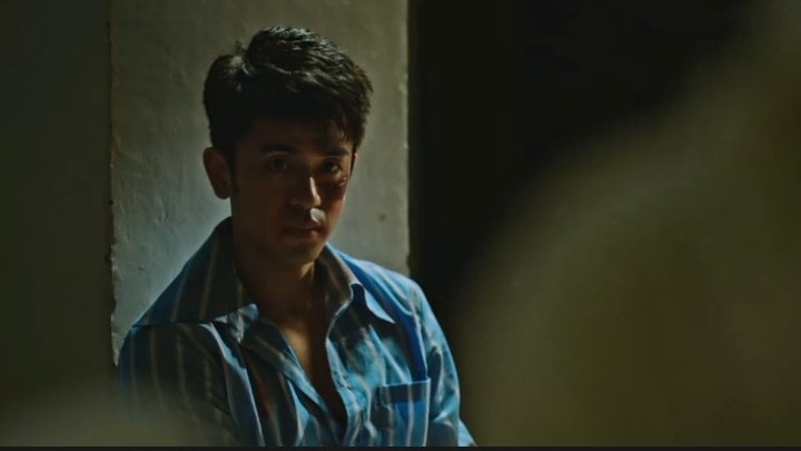 thesalamisim's tweet photo. ryo gives water to hiroshi, but hiroshi asks him to offer it to those who need it more than him first. they are so selfless. these poor innocent people are being dragged because of this nonsense war. wala talagang panalo sa digmaang ito.

#PulangArawEp28 #PulangArawOnNetflix https://t.co/ZWUe8mvGti