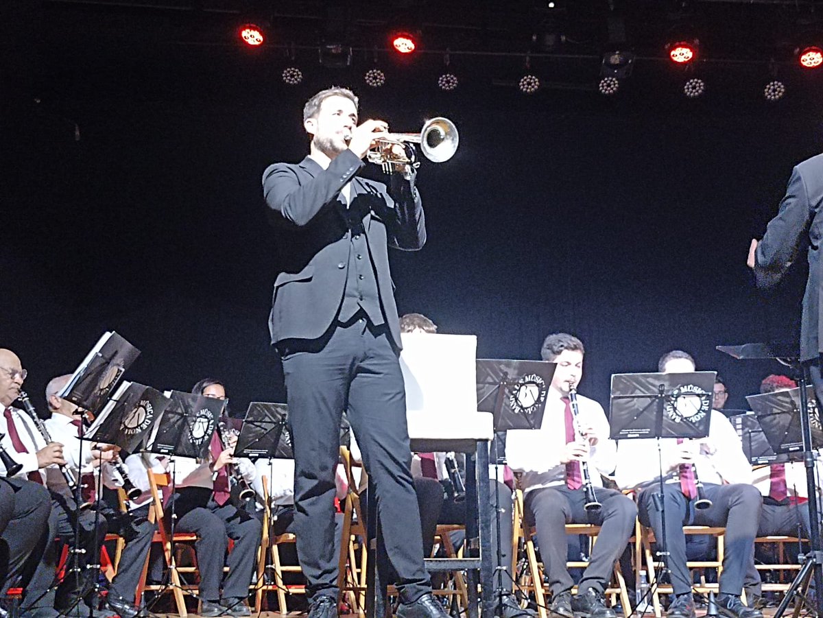 Que é un dos mellores trompetistas sabiamolo e onte demostrouno. O concerto que vivimos onte foi maxestuoso.  Enorme a Banda de Música de Noia con Rubén Simeó, hora e media que se fixo curta de auténtico espectáculo. Unha actuación que recordaremos sempre.