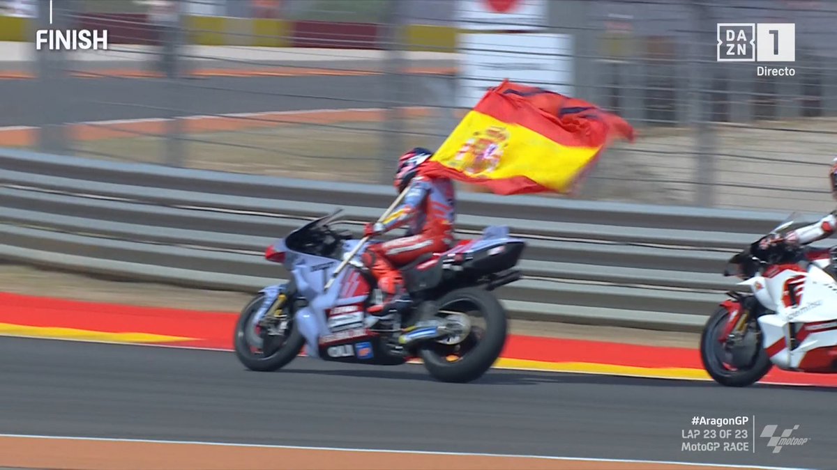NanoGrifo's tweet photo. Y con la bandera de España 

HONOR para Marc Márquez, callando la boca de los que dicen tonterías sobre que no se siente español. https://t.co/sRnANv0UxV