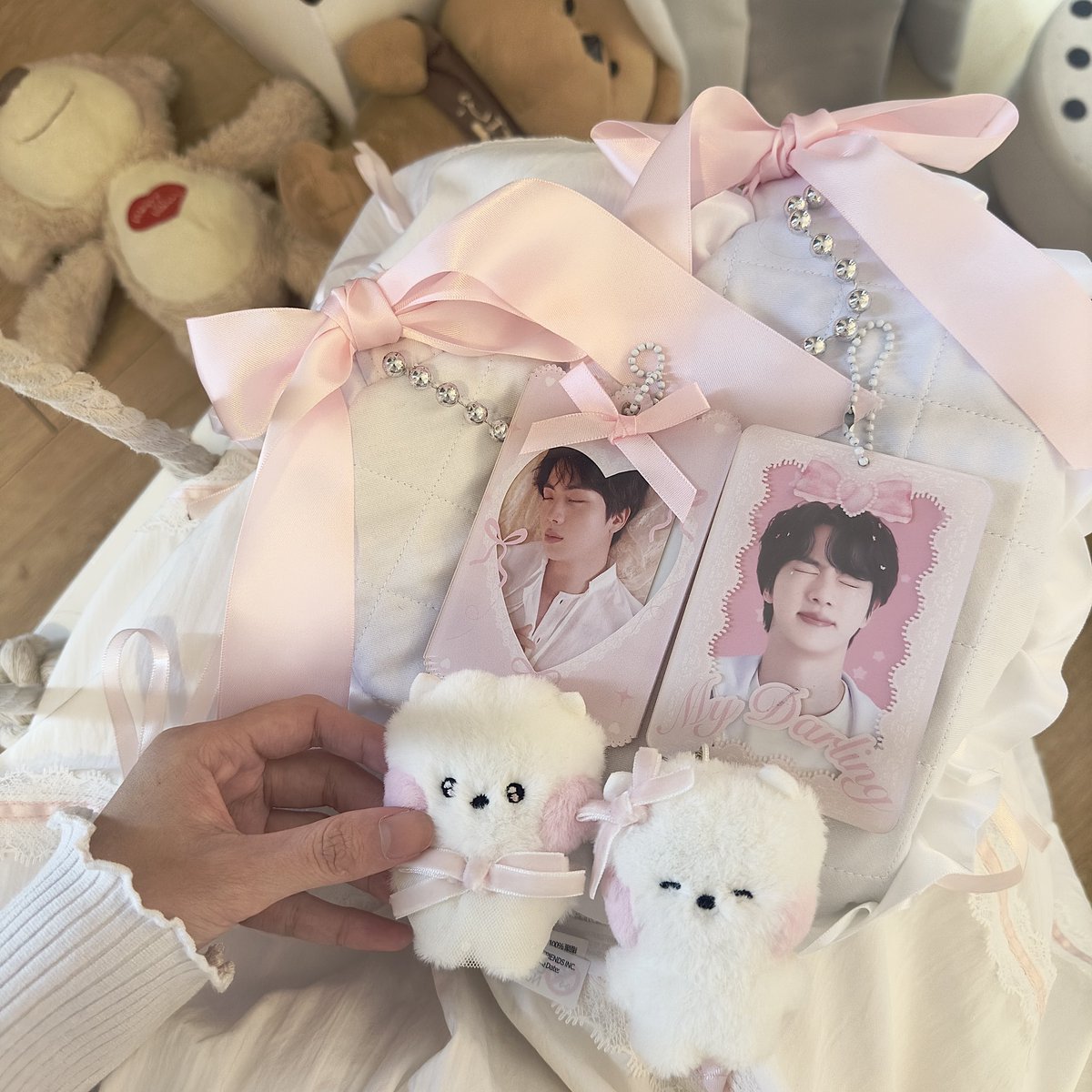 syafiphany_'s tweet image. all the girls are girling girling with seokjin