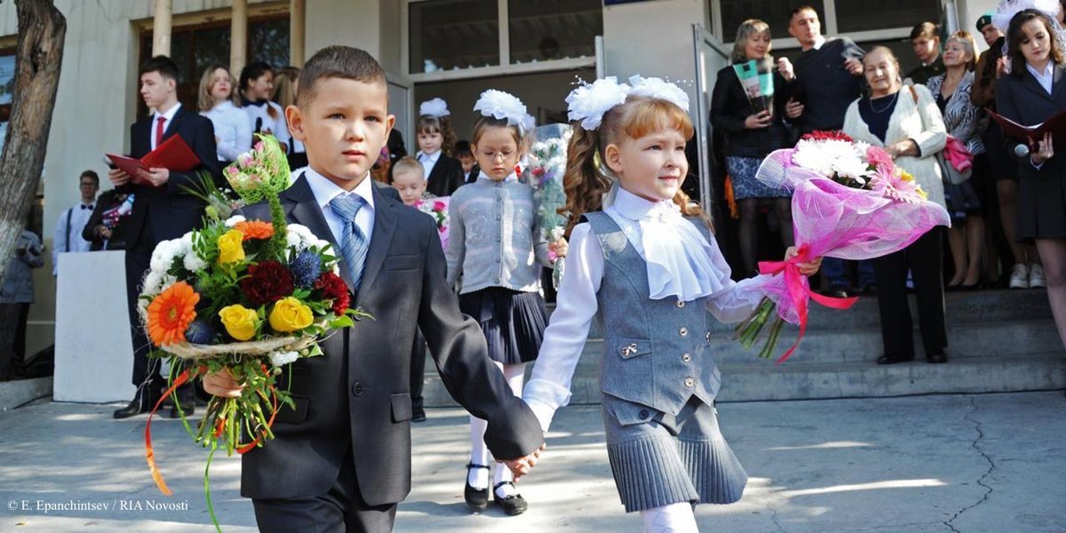 Russia's tweet image. 💐📚 Happy #KnowledgeDay! 

Today, over 1.8 million kids in 40k schools across the country join their first grade, assuming the mantle of learners.

🔔 The #FirstBell tradition holds strong with senior students taking care of their young successors!