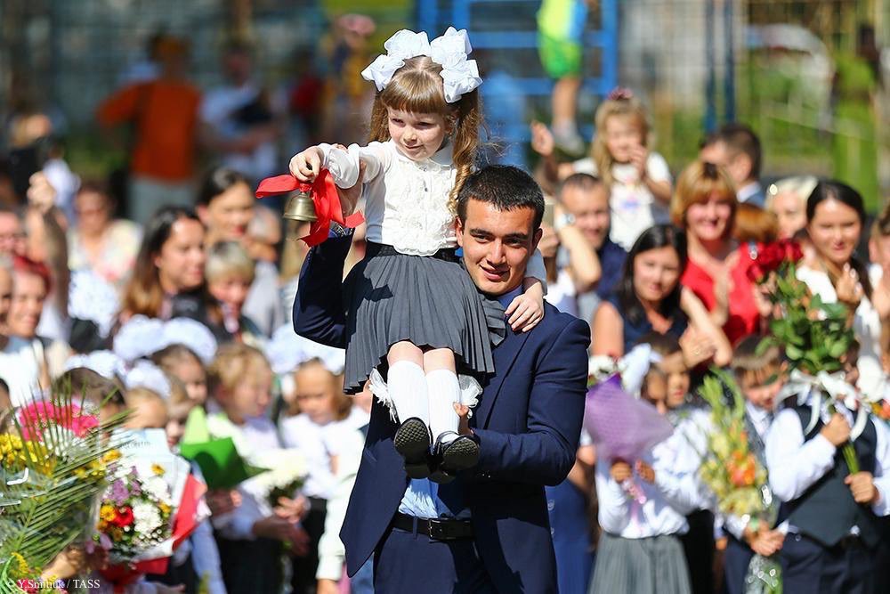 Russia's tweet image. 💐📚 Happy #KnowledgeDay! 

Today, over 1.8 million kids in 40k schools across the country join their first grade, assuming the mantle of learners.

🔔 The #FirstBell tradition holds strong with senior students taking care of their young successors!