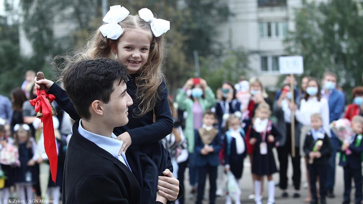 Russia's tweet image. 💐📚 Happy #KnowledgeDay! 

Today, over 1.8 million kids in 40k schools across the country join their first grade, assuming the mantle of learners.

🔔 The #FirstBell tradition holds strong with senior students taking care of their young successors!