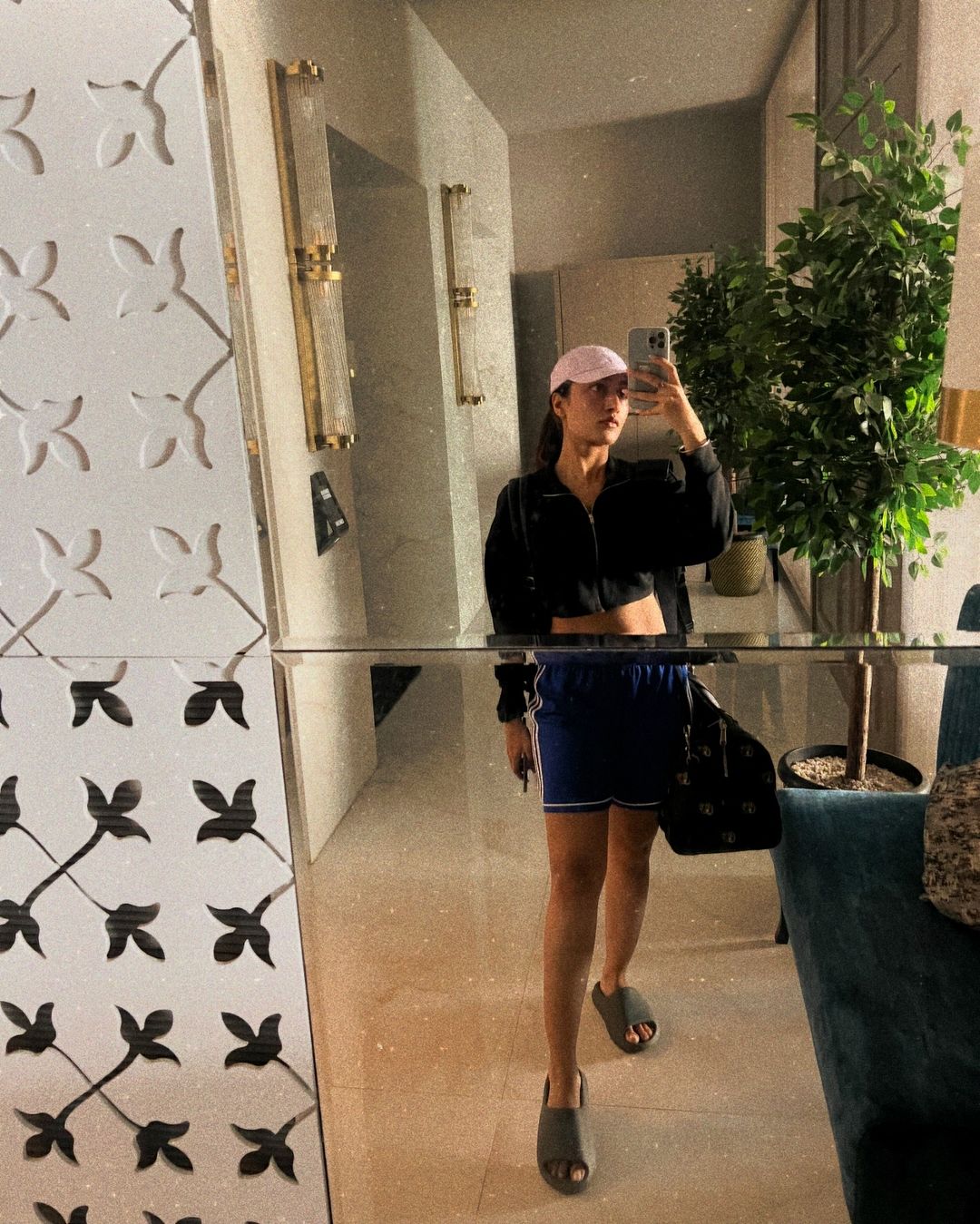 GWZHCJLWYAI6DpX?format=jpg&name=large