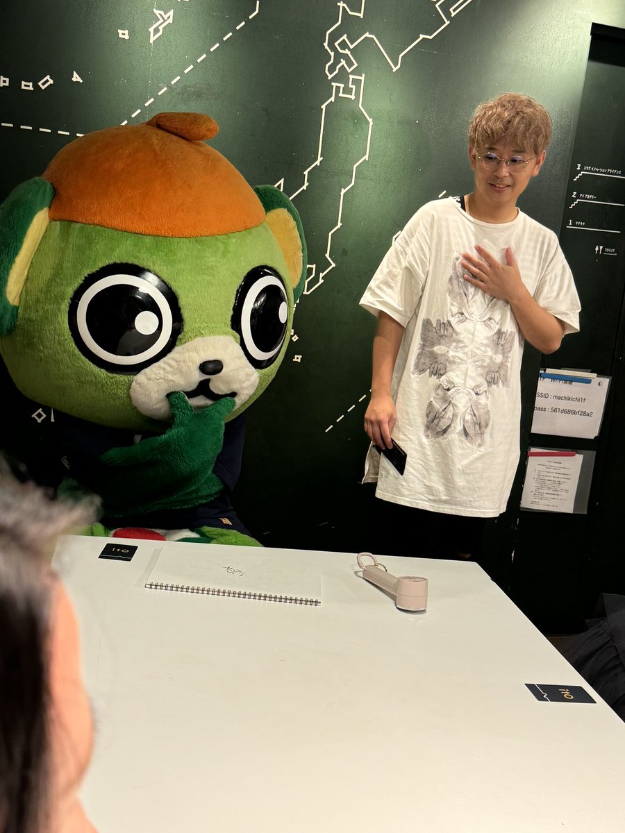 yo_tan's tweet photo. 最初のお題は『物の重さ』
みんなに見えないように数字の書いてあるカードを1枚引いてその数字を物の重さに例えます☆
イッちゃんは「客船ダイヤモンド号」!
なかなか大きい数字のカードを持っていると思われる🤔
2024.08.31
#大崎さんと夏休み最終日 #大崎一番太郎project30 #ride17 https://t.co/7WgGFanG1k